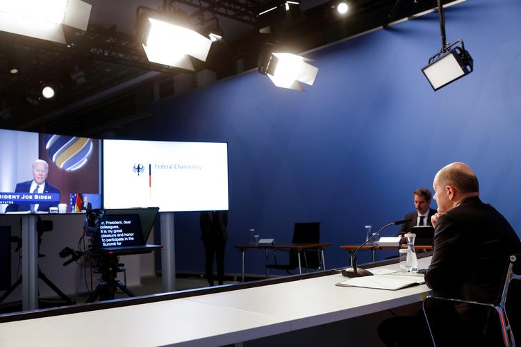 Olaf Scholz deltog i denne uge i et virtuelt topmøde arrangeret af Joe Biden. I aftes talte de også i telefon. Foto: Michele Tantussi/Ritzau Scanpix