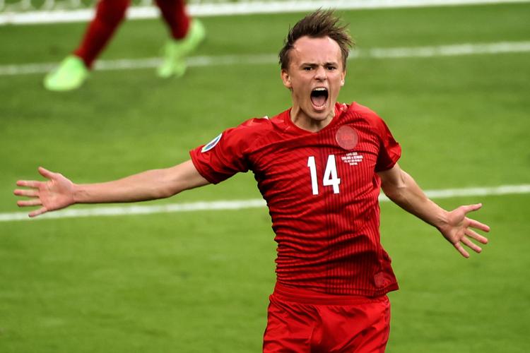 Mikkel Damsgaard i vild  jubel efter at have scoret til 1-0 mod England i EM-semifinalen på Wembley, hvor landsholdet tabte 1-2.  Foto: Finn Frandsen