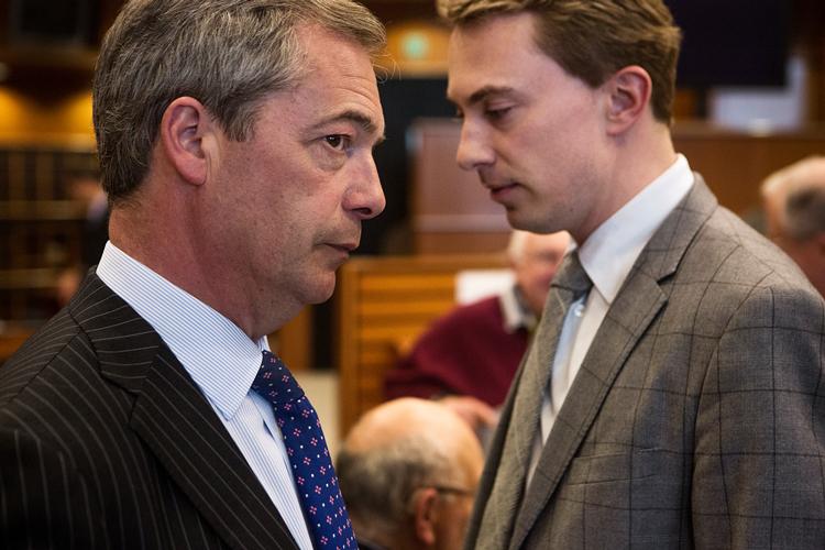 Nigel Farage (tv.) og Morten Messerschmidt i Europaparlamentet i 2014. Foto: Janus Engel