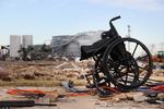 En kørestol står ved Monette Manor plejehjemmet i byen Monette i Arkansas, efter at tornadoen ramte hjemmet. Foto: Joe Rondone/usa Today Network/Ritzau Scanpix
