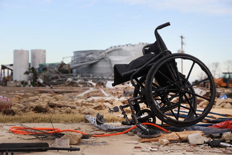 En kørestol står ved Monette Manor plejehjemmet i byen Monette i Arkansas, efter at tornadoen ramte hjemmet. Foto: Joe Rondone/usa Today Network/Ritzau Scanpix