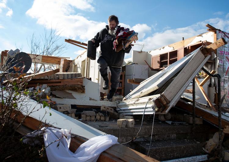 Mart Egbert samler julegaver til sine børnebørn sammen fra ruinerne af sit hjem i Dawson Springs, Kentucky.  Foto: Minh Connors/usa Today Network/Ritzau Scanpix