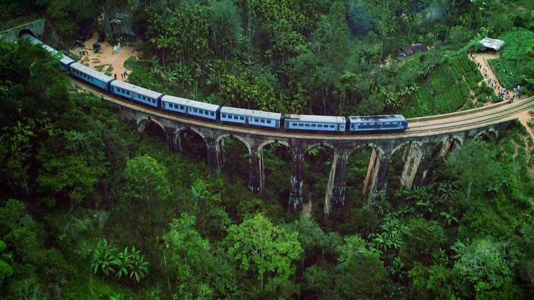Den imponerende jernbanebro Nine Arch Bridge på togruten mellem Colombo og Ella på Sri Lanka er et af de syn, der møder dig i programmet ’Verdens smukkeste togrejser’. Foto: DR