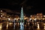 2020-udgaven af juletræet på Trafalgar Square var i følge kritikerne en lidt anden oplevelse, end det tynde træ Norge har leveret i 2021.  Foto: Matt Dunham/Ritzau Scanpix