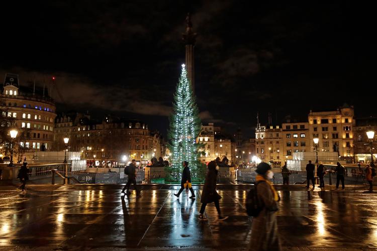 2020-udgaven af juletræet på Trafalgar Square var i følge kritikerne en lidt anden oplevelse, end det tynde træ Norge har leveret i 2021.  Foto: Matt Dunham/Ritzau Scanpix
