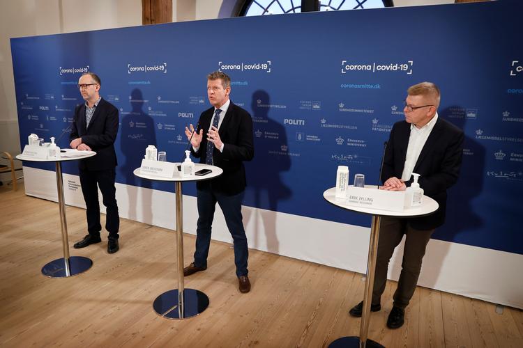 Formand for PLO-Hovedstaden Peder Reistad, direktør i Sundhedsstyrelsen Søren Brostrøm og Sundhedspolitisk direktør i Danske Regioner, Erik Jylling afholder pressebriefing i Eigtveds Pakhus om status på vaccinationsindsatsen og fremskyndet indkaldelse til revaccination med 3. stik.   Foto: Jens Dresling