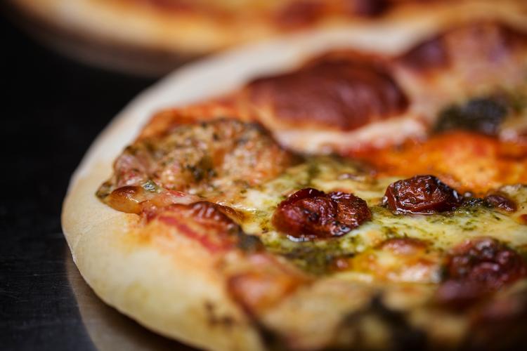  Størstedelen af danskernes saltindtag kommer fra pålæg, brød og færdigretter. Fastfood som pizza indeholder meget salt.  Foto: Emma Sejersen