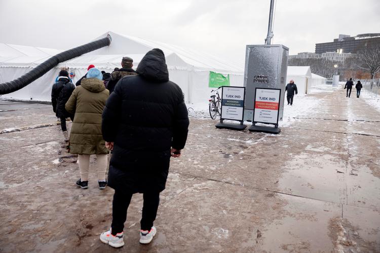 Det tredje stik er nøglen til at dæmpe konsekvenserne af voldsom smittespredning med den nye variant, omikron. Her er der kø til vaccination i Fælledparken forleden. Foto: Thomas Borberg