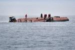 Dykkere arbejder på bunden af det danske fragtskib 'Karin Høj' efter at den er vendt på hovedet efter kollisionen.  Foto: Tt News Agency/Ritzau Scanpix
