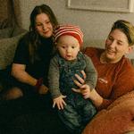 Ægteparret Rikke og Henriette Bak Morsing forsøger at begrænse mængden af og prisen på julegaver til og fra deres familie. De ønsker heller ikke, at sønnen Victor skal bruge en masse penge på gaver til dem, når han bliver stor. Foto: Katrine Hørup Noer
