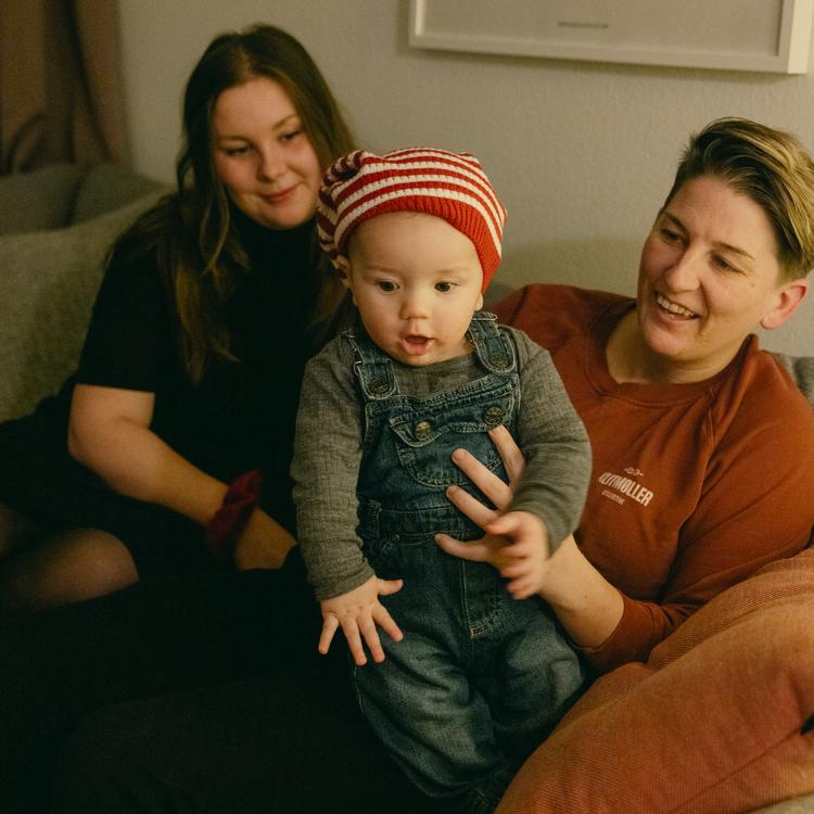 Ægteparret Rikke og Henriette Bak Morsing forsøger at begrænse mængden af og prisen på julegaver til og fra deres familie. De ønsker heller ikke, at sønnen Victor skal bruge en masse penge på gaver til dem, når han bliver stor. Foto: Katrine Hørup Noer