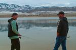 Colton springer ud for sin umiddelbart ret sammenbidte far på fisketur. Foto: Netflix
