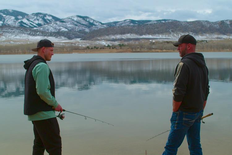 Colton springer ud for sin umiddelbart ret sammenbidte far på fisketur. Foto: Netflix