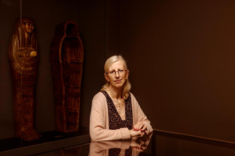     Tine Bagh er egyptolog på Glyptokeket.   Foto: Katrine Hørup Noer