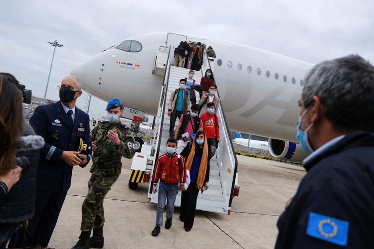 272 afghanere landede i lufthavnen i Lissabon i Portugal mandag. Foto: Pedro Nunes/Ritzau Scanpix