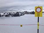 Det østrigske skisportssted Ischgl var klar til at åbne den 25. november, men så indførte Østrig et totalt lock down, og der blev sat afspærring op mellem Ischgl og Samnaun i Schweiz. Den 13. december lykkedes det endelig for Ischgl at åbne. 