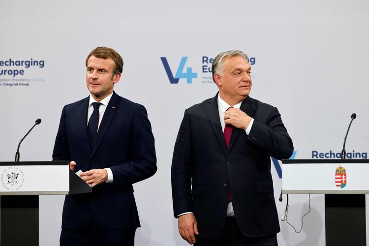 Den franske præsident Emmanuel Macron og den ungarske regeringsleder Viktor Orban forsøger at finde den rette grimasse ved den fælles pressekonference i Budapest Foto: Ludovic Marin/Ritzau Scanpix