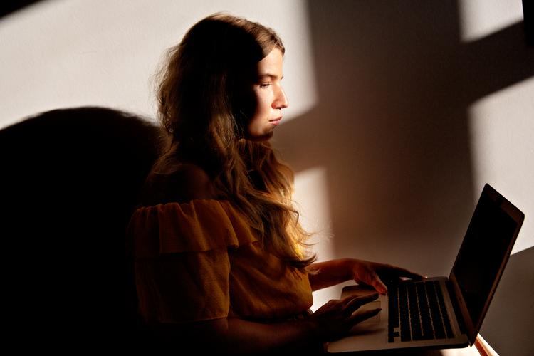 Anna Louise Jensen nærede i seks år sin spiseforstyrrelse gennem Instagram. EU vil hjælpe nye generationer af unge kvinder, men regeringerne og parlamentet er ikke enige om, hvor hårdt der skal gribes ind.  Foto: Martin Lehmann