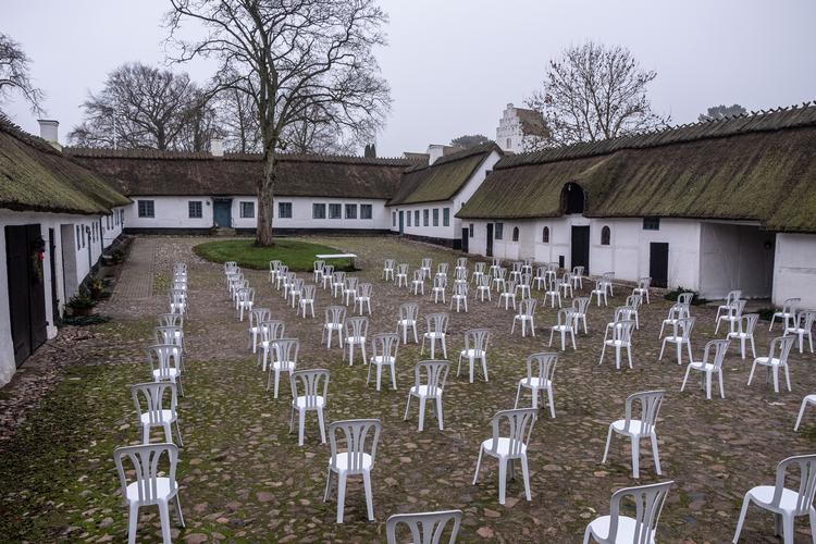 I Udby mellem Præstø og Vordingborg blev en kort gudstjeneste gennemført uden døre ved præstegården med mindst to meters afstand mellem stolene. Foto: Per Rasmussen