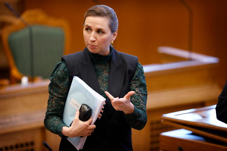 Mette Frederiksen fotograferet under spørgetimen med statsministeren i Folketingssalen i går.  Foto: Jens Dresling
