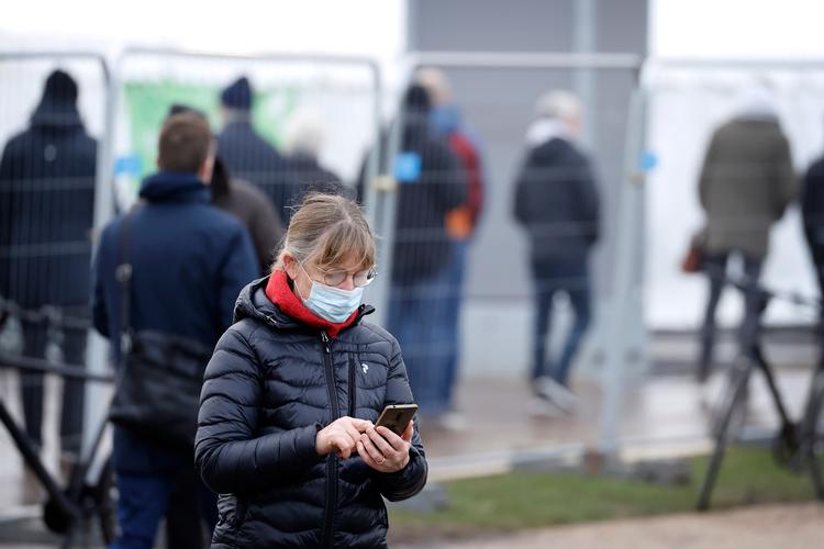 Der er lang kø i Fælledparken ved Copenhagen Medicals Covid-19 Vaccinationscenter i dag.  Foto: Jens Dresling