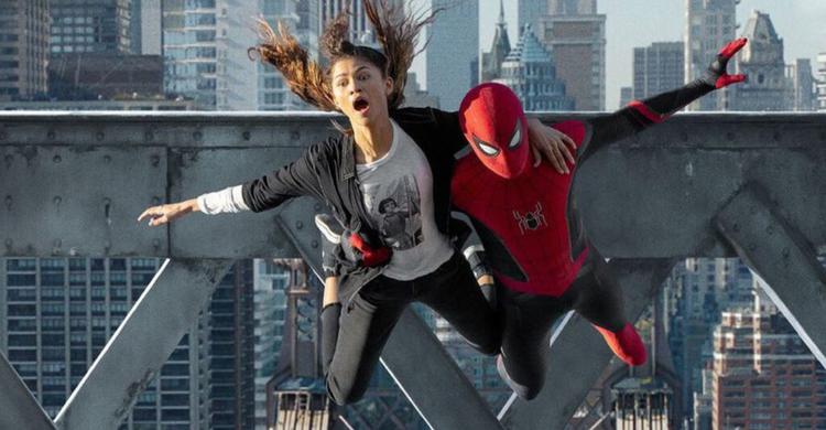 I filmens flyvende start prøver Spider-Man (Tom Holland) og kæresten MJ (Zendaya) at undfly fans, fjender og en hensynsløs presse.   Foto: Foto: Marvel/Disney
