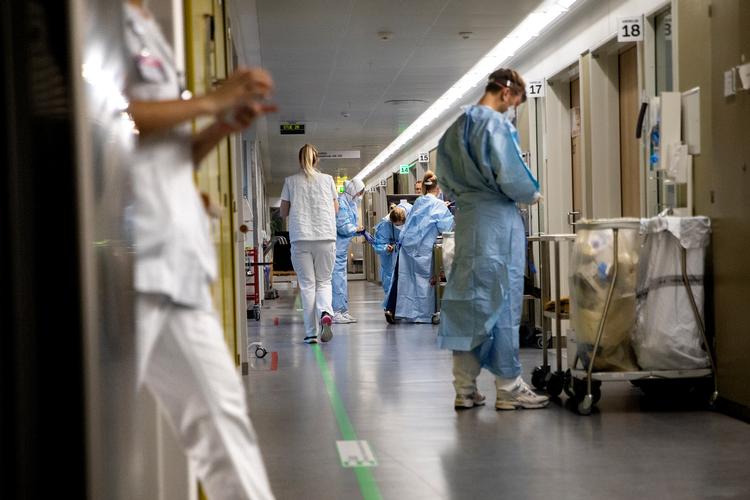 Tusindvis af sygeplejersker strejkede, da de eller skulle have holdt sommerferie. Nu presser deres feriepukkel sygehusenes afdelinger.   Foto: Finn Frandsen