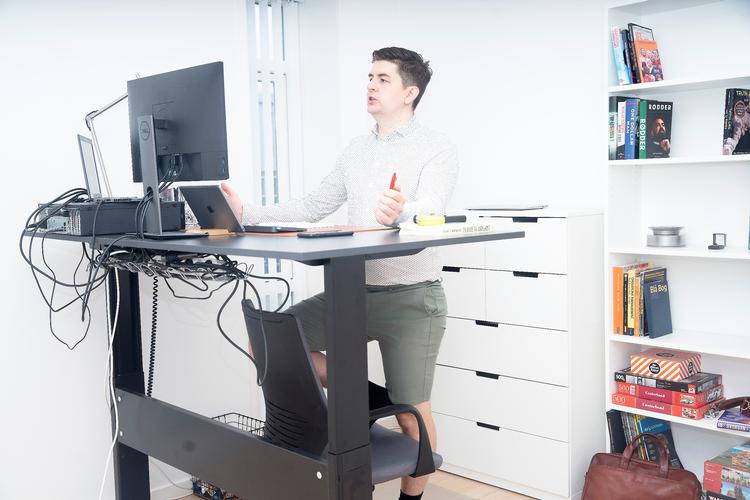 Når Christian Rothmann om lidt rykker fra en treværelses lejlighed til en toværelses, flytter hæve-sænkebordet ikke med. Hvis det står til ham, er det nemlig slut med at arbejde hjemme.    Foto: Cathrine Ertmann/Cathrine Ertmann