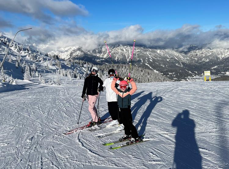 I sidste weekend var familien Hagemann for første gang i et år i familiens lejlighed i den østrigske skisportsby. Her er det Mette Hagemann samt døtrene Astrid og Isa. 
