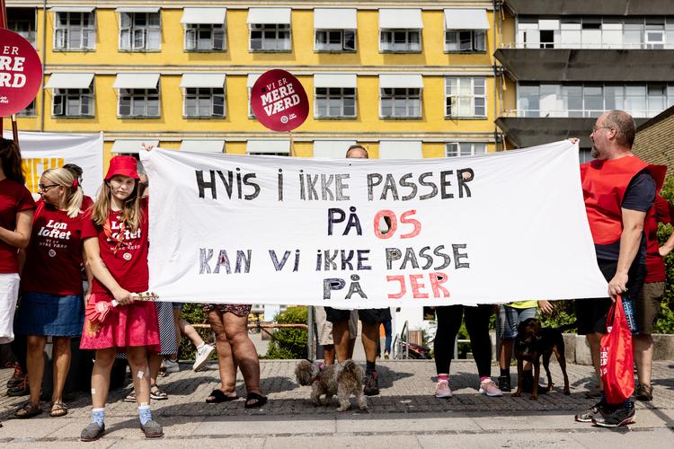 Strejkende sygeplejersker demonstrerer ved Nordsjællands Hospital i Hillerød. De strejkende kunne ikke afholde deres sommerferie, men da ferien skal afholdes i dette kalenderår har det lagt et dræn i hospitalernes vagtplaner.  Foto: Nanna Navntoft