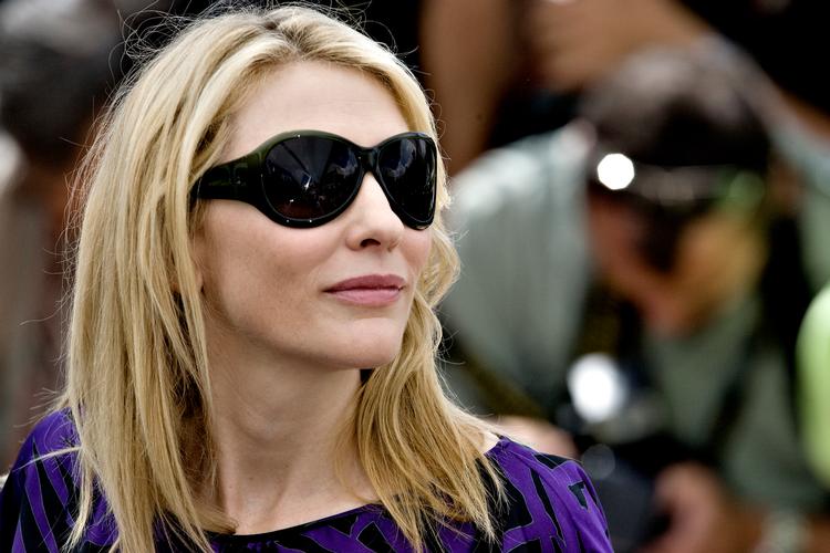 Cate Blanchett er en af dem, der har bidraget til bogen 'SOS Jorden kalder - ønsker og ideer til en bedre verden'. Men det lugter altid lidt af penge, når kendte mennesker fremturer med velgørenhedspolitiske standpunkter, mener Felix Thorsen Katzenelson.  Foto: Jonathan Bjerg Møller
