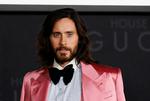 Mindre end pink jakkesæt og sorte, pallietblinkende Gucci-designede handsker kunne ikke gøre da, da Jared Leto troppede op til premieren på Ridley Scotts 'House of Gucci' i Los Angeles. I filmen har Leto rollen som designer og forretningsmand Paolo Gucci.  Foto: Mario Anzuoni/Ritzau Scanpix