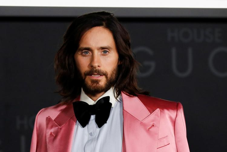 Mindre end pink jakkesæt og sorte, pallietblinkende Gucci-designede handsker kunne ikke gøre da, da Jared Leto troppede op til premieren på Ridley Scotts 'House of Gucci' i Los Angeles. I filmen har Leto rollen som designer og forretningsmand Paolo Gucci.  Foto: Mario Anzuoni/Ritzau Scanpix