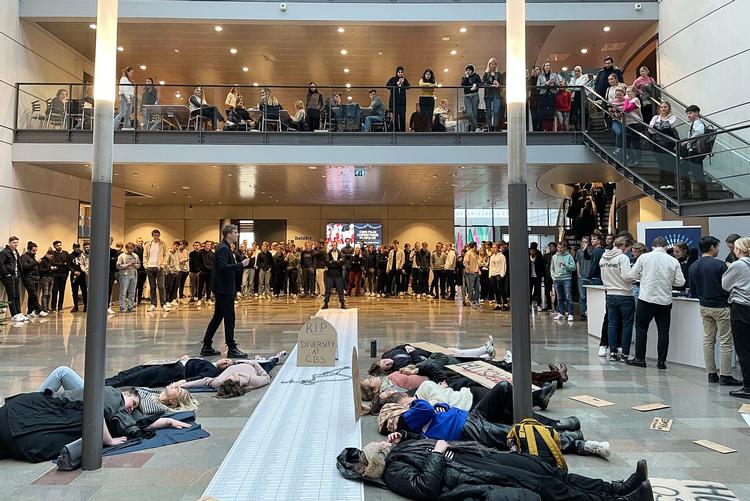 De studerende på CBS afholdte i november begravelse for diversiteten på universitetet.  Foto: Mette Koors / CBS Wire