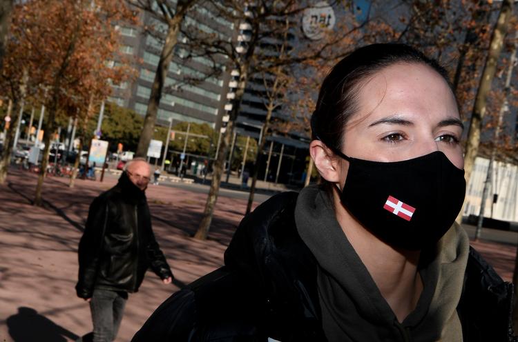 Den danske højre back Louise Burgaard spiller til daglig i franske Metz og har givet landsholdskammeraterne et par fif eller to om de franske spillere.  Foto: Lars Poulsen