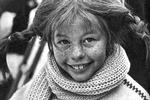 Pippi er anarkistisk og legesyg, men når man som moderne forælder forsøger sig med en anerkendende pædagogik, der ikke involverer skæld ud eller straf, men som gerne skulle nære barnets højt besungne Pippi-energi, bliver man let opfattet som en grænseløs curling-type. Foto af Inger Nilsson som Pippi Langstrømpe:  Wikimedia Commons