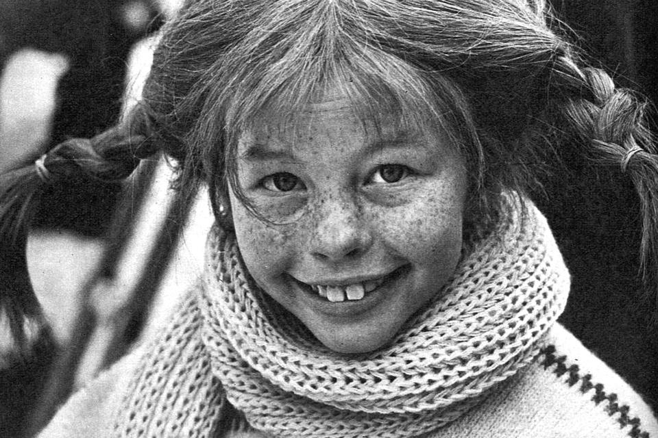 Pippi er anarkistisk og legesyg, men når man som moderne forælder forsøger sig med en anerkendende pædagogik, der ikke involverer skæld ud eller straf, men som gerne skulle nære barnets højt besungne Pippi-energi, bliver man let opfattet som en grænseløs curling-type. Foto af Inger Nilsson som Pippi Langstrømpe:  Wikimedia Commons
