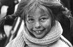 Pippi er anarkistisk og legesyg, men når man som moderne forælder forsøger sig med en anerkendende pædagogik, der ikke involverer skæld ud eller straf, men som gerne skulle nære barnets højt besungne Pippi-energi, bliver man let opfattet som en grænseløs curling-type. Foto af Inger Nilsson som Pippi Langstrømpe:  Wikimedia Commons