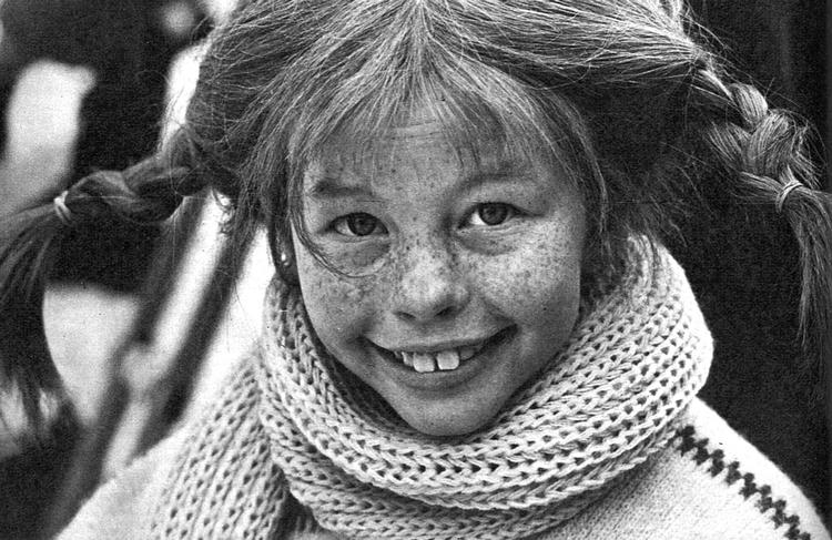 Pippi er anarkistisk og legesyg, men når man som moderne forælder forsøger sig med en anerkendende pædagogik, der ikke involverer skæld ud eller straf, men som gerne skulle nære barnets højt besungne Pippi-energi, bliver man let opfattet som en grænseløs curling-type. Foto af Inger Nilsson som Pippi Langstrømpe:  Wikimedia Commons