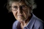 95-årige Birte Carstensen lod sig pensionere for næsten 30 år siden, hun arbejder stadig som fysioterapeut.    Foto: Mads Nissen