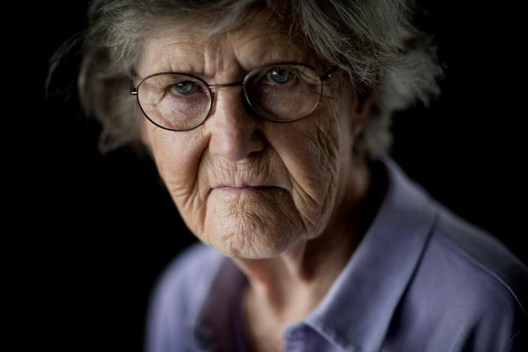 95-årige Birte Carstensen lod sig pensionere for næsten 30 år siden, hun arbejder stadig som fysioterapeut.    Foto: Mads Nissen