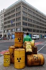 Aktivister fra Greenpeace har stablet tønder op foran en EU-bygning i Berlin for at protestere mod EU's energipolitik Foto: Michele Tantussi/Ritzau Scanpix