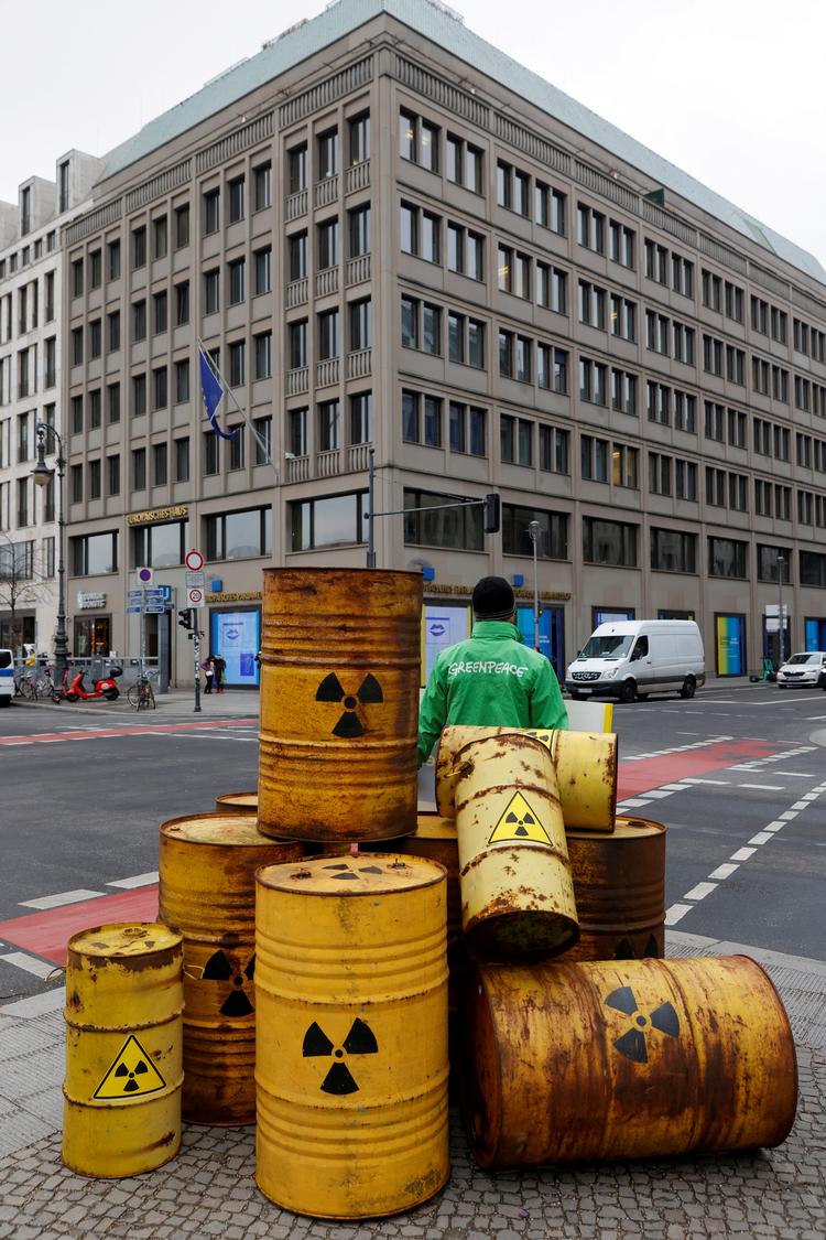 Aktivister fra Greenpeace har stablet tønder op foran en EU-bygning i Berlin for at protestere mod EU's energipolitik Foto: Michele Tantussi/Ritzau Scanpix