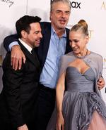 Chris Noth ses her i midten mellem andre skuespillere fra 'And Just Like That'-serien, Mario Cantone og hovedrolleskuespillereren Sarah Jessica Parker. Foto: Caitlin Ochs/Ritzau Scanpix