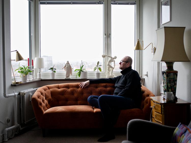 Kim Andersson havde ikke kunnet klaret sig uden hjælp fra sine to bedste venner, da han som nyretransplanteret fik corona og blev så syg, at han frygtede, at han ville dø. Foto: Jesper Houborg