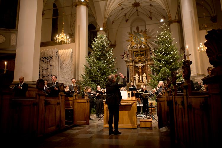  Concerto Copenhagen havde et let og intimt greb om  Bachs Juleoratorie i Trinitatis Kirke i København, hvor Lars Ulrik Mortensen dirigerede orkestret, de fire sangsolister og fire supplerende sangere. Foto: Martin Rosenauer