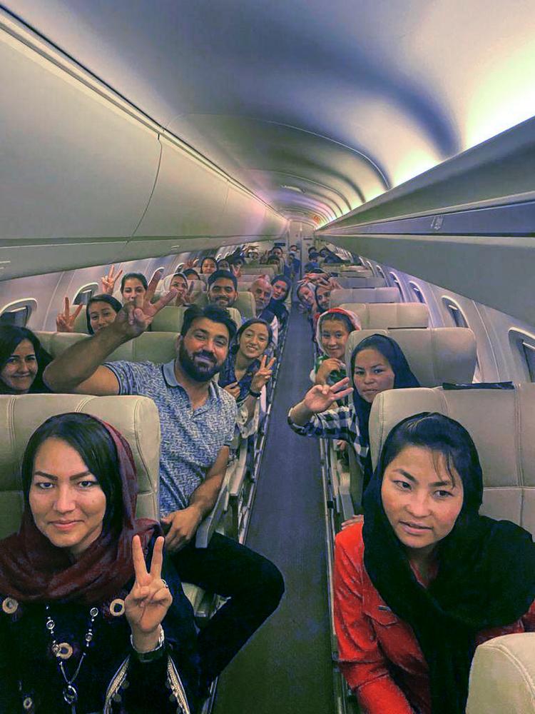 Afghanske flygtninge på vej fra Tajikistan til Forenede Arabiske Emirater 5. september 2021. Manden på andet sæde til venstre er Salam Aldeen.  Foto: Privatfoto