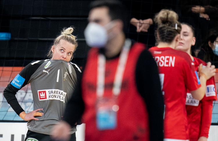  Anfører Sandra Toft kigger skuffet op på måltavlen og må konstatere, at Danmark har tabt VM-semifinalen med et sølle mål. Foto: Liselotte Sabroe/Ritzau Scanpix