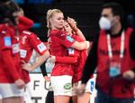 Kathrine Heindahl og Mie Højlund må erkende, at drømmen om en VM-finale brast.   Foto: Lars Poulsen