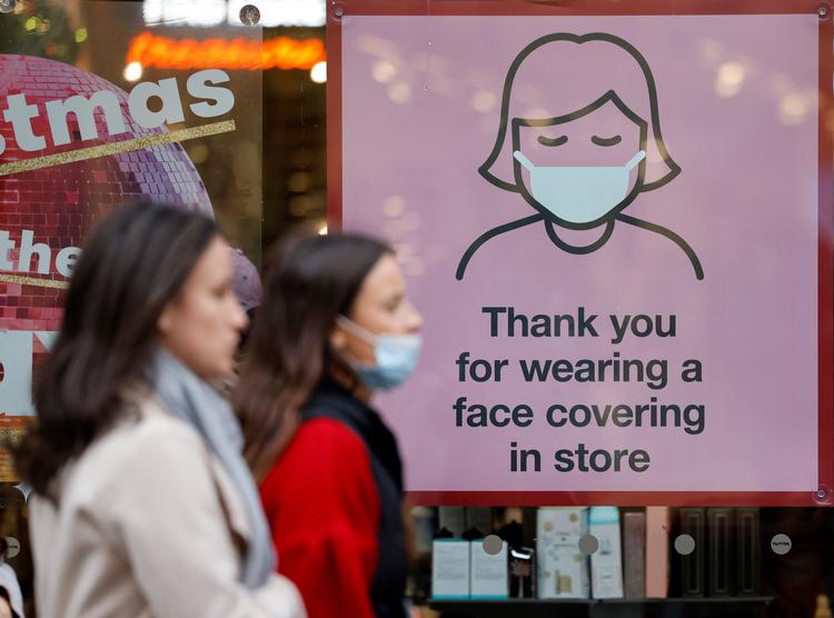 Den stigende smitte betyder en række skærpede krav til danskere, der vil ud at rejse i julen, eksempelvis på shopping i London. Foto: Tolga Akmen/Ritzau Scanpix